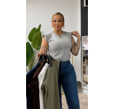 Camiseta básica hombreras