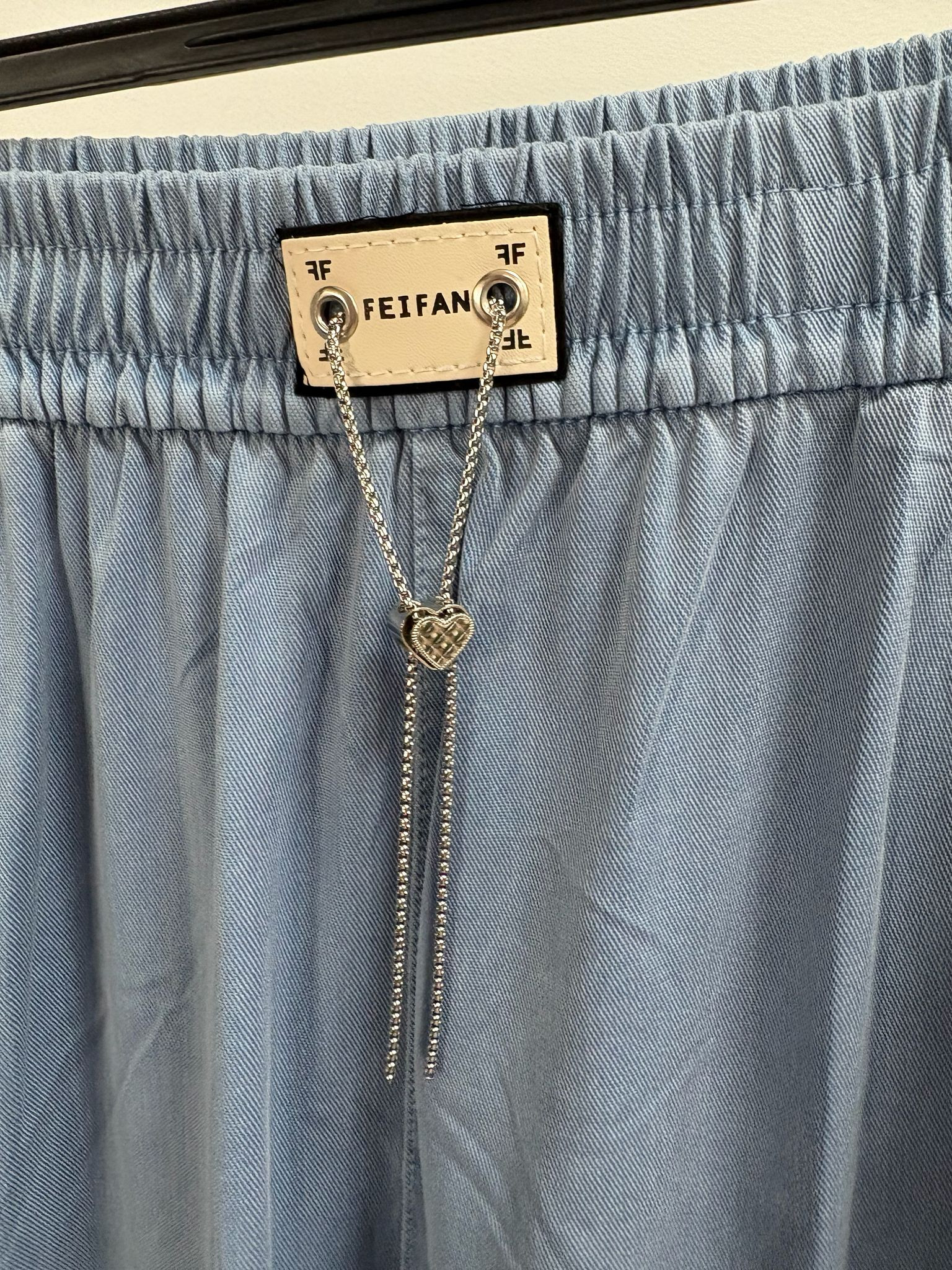 Pantalón colgante